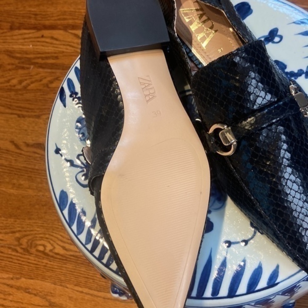 Zara Animal Embossed Pointed Loafers - Picture 3 of 5